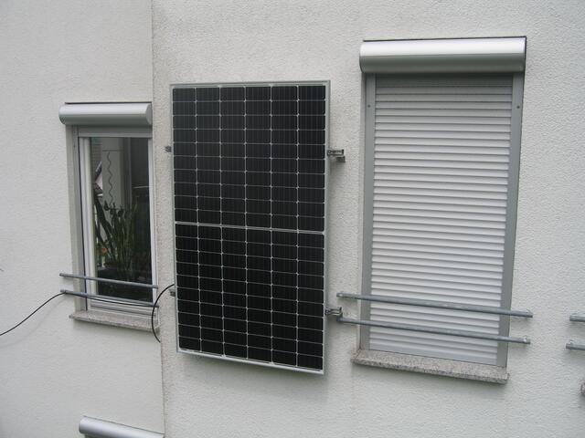 Bernhard Hopfhauer hat sich ein Solarmodul an die Hauswand montiert, um Energie zu sparen. | Foto: Bernhard Hopfhauer