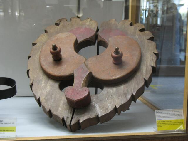 Stielaugen und Knubbelnase (Halsgeige im Foltermuseum)