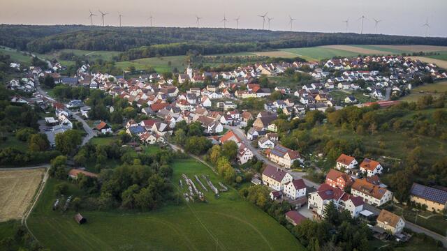 Ortsteil Lampoldshausen mit seinen Windrädern im Grenzgebiet Kochertal/Jagsttal