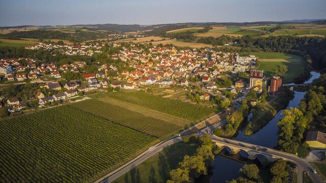 Blick ins Kochertal mit Ortsteil Kochersteinsfeld im letzten Abendlicht