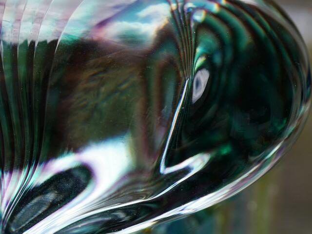 Welch ein Gesicht! (Reflexe auf Glaskunstobjekt (Briefbeschwerer)