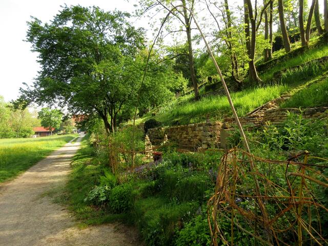 Liebevoll gerichtete Gärten entlang des Wanderweges und morgens noch völlig unberührt