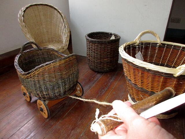 In der Sagmühle gibt es eine Korbwerkstatt, hier werden auch Kurse angeboten. Dieser Puppenwagen hat mich sehr begeistert. Leider für ein Spielzeug zu wertvoll.