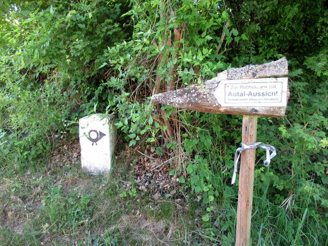 Das ist die Historische Wegkreuzung, der Vicinalweg, Nachbarschaftsweg, Synagogenweg, Römerweg oder Heinrieter Weg. Der verbuschte Hohlweg auf der anderen Seite ist inzwischen Naturdenkmal.