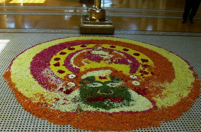 Blumendekoration zum südindischen Pongal - Fest