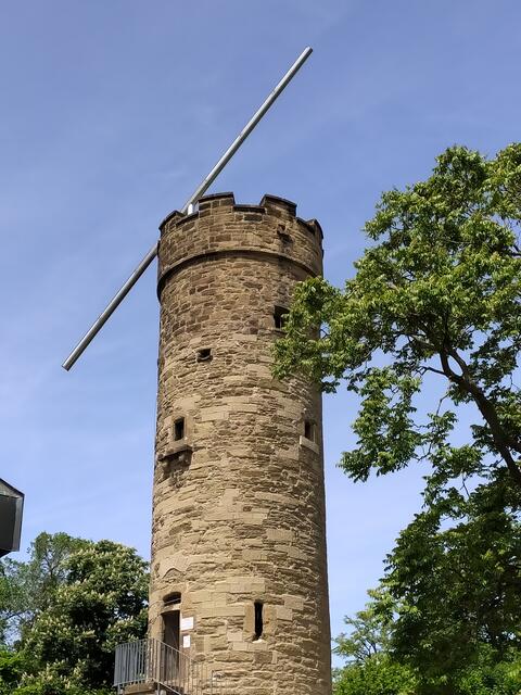 Der Wartbergturm mit der Skulptur "Sonnenstrahl für Heilbronn"