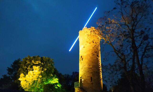 Der beleuchtete Wartbergturm mit dem abends blauem "Sonnenstrahlt für Heilbronn"