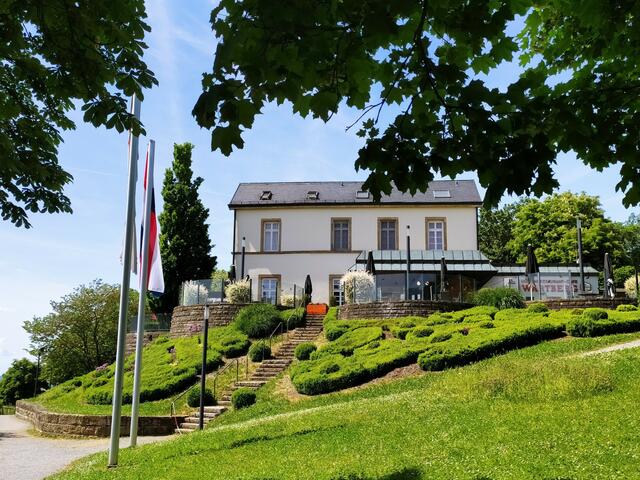 Wunderschön und hoch droben liegt das Restaurant "Wartberg"
