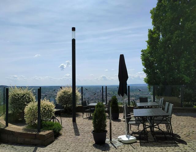 Ein Teil der Terrasse liegt im vorderen Bereich beim Eingang