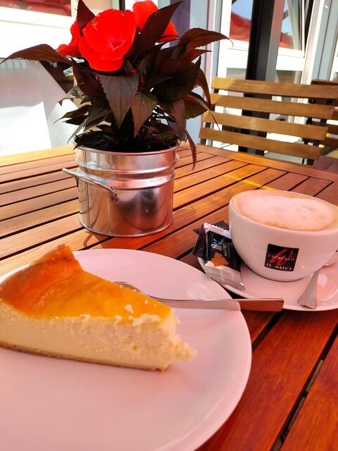 Auszeit bei Käsekuchen und Milchkaffee