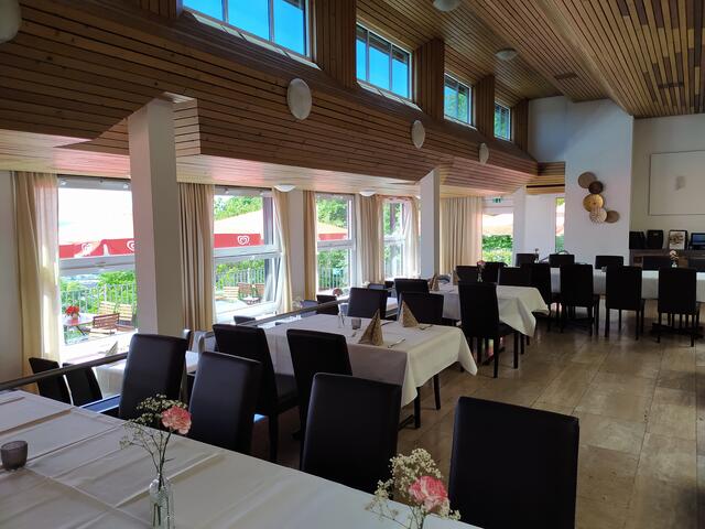 Am sehr frühen Nachmittag bereitet sich das Restaurant noch auf die Gäste vor. Dort kann man bequem sitzen und hat schöne Ausblicke durch die Panoramafenster.