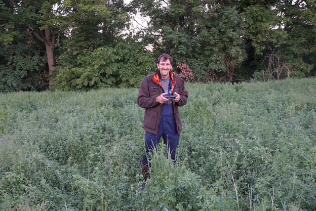Daniel Tscharf bekommt die Bilder seiner Drohne aus 50 m Höhe gesendet.