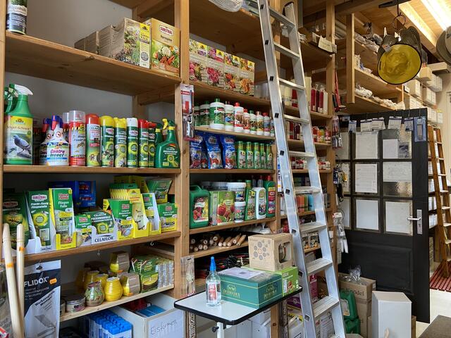 Alles zum Düngen, Unkrautvernichten und ja gegen Motten im Schrank ist auch etwas dabei:-)
