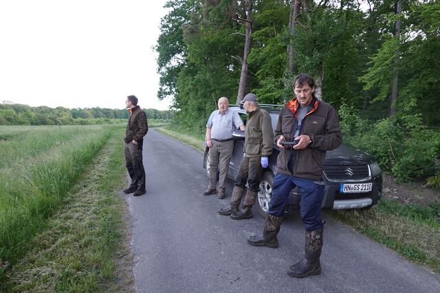 Lagebesprechung und Drohnenstart in der Nähe vom Böttinger Hof. Gebhard Schad, der Jagdpächter (2. v. r.).