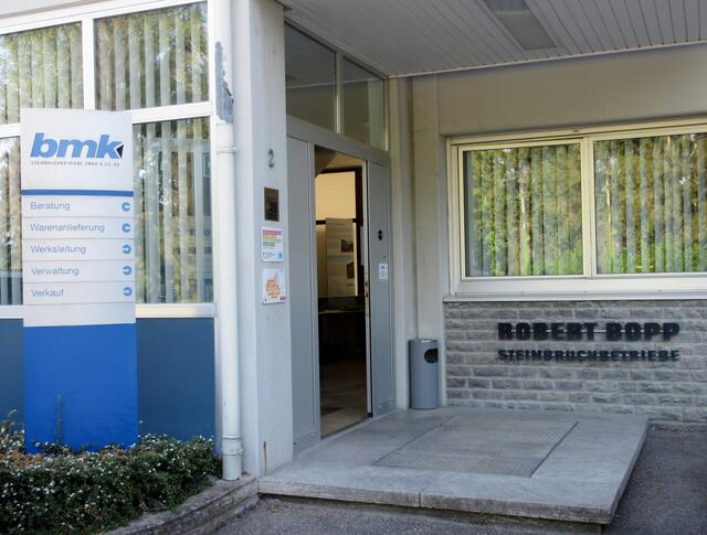 Treffpunkt vor dem Verwaltungsgebäude
