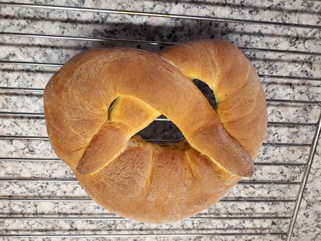 blinzelnde Neujahrsbrezel