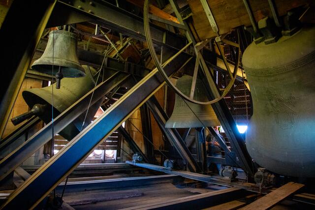 Nur mit Gehörschutz ist dieser Lärmpegel zu genießen: Heimatreporterin Barbara Fröhlich hat vier der sechs Glocken beim Läuten abgelichtet. | Foto: Barbara Fröhlich