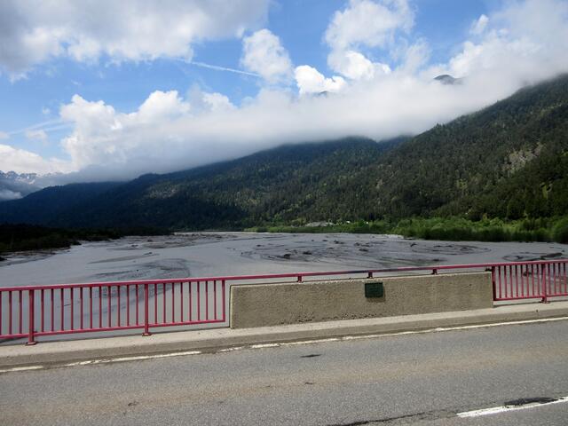Über die Brücke ergibt sich wieder ein ganz anderer Blick, wild und schön