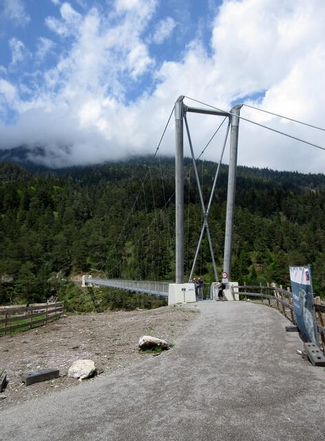 Diese Hängebrücke gehört nicht zu unserem Weg, aber wir sind natürlich hinüber und wieder zurück.