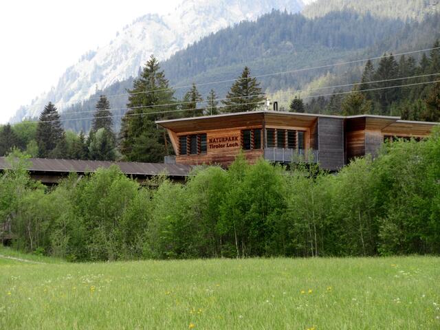 Naturparkzentrum Tiroler Lech, interessante Architektur, das Gebäude steht auf einer Lechbrücke