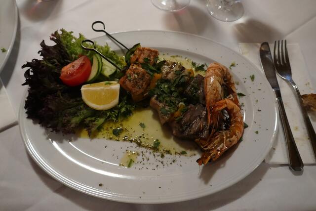 Jutta Koster isst im "Kutuki" zum Beispiel gerne die Fischspieße Gamatò. | Foto: Jutta Koster