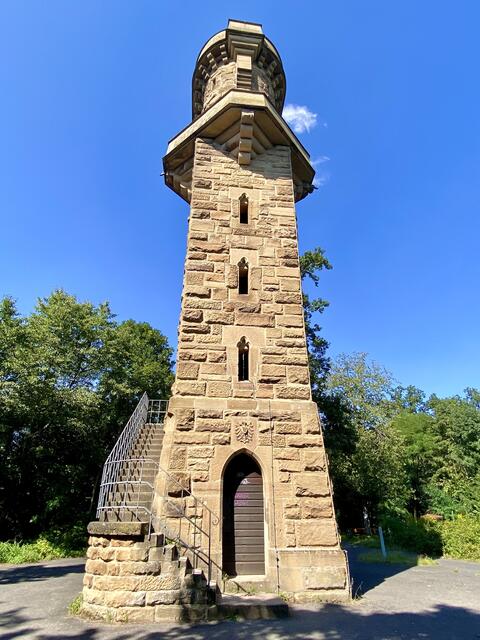Der Schweinsbergturm, den der Verschönerungsverein im Jahr 1886 errichten ließ, ist sehr stattlich und schön. | Foto: Heide Böllinger