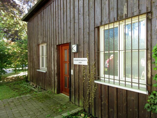 Die Dokumentationsstätte für das Weinsberger Lager, liegt etwas versteckt im Park. Wer würde sie auch hinter den Toiletten vermuten.
