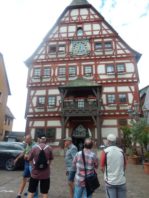 Vor dem Rathaus