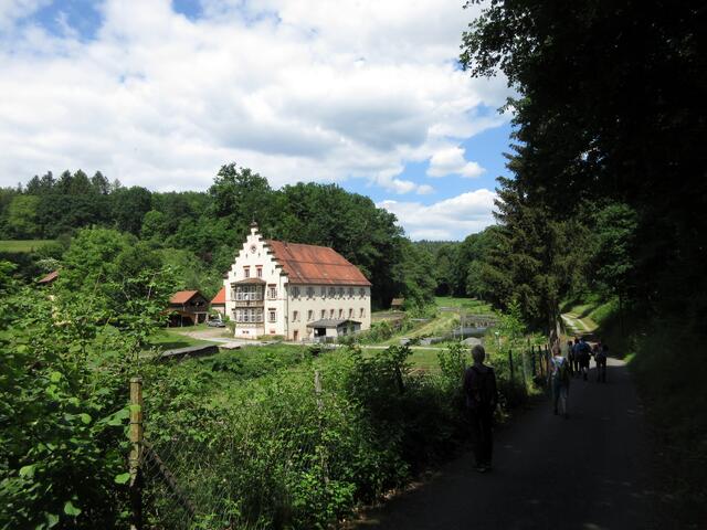 Und kurz darauf ging es nach einer Haarnadelkurve ins Tal hinein