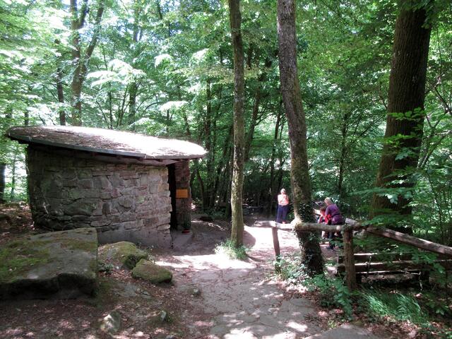 Vesperpause bei der Grotte, ein schöner, ruhiger und entspannender Platz im schattigen Wald, etwas oberhalb des Baches.