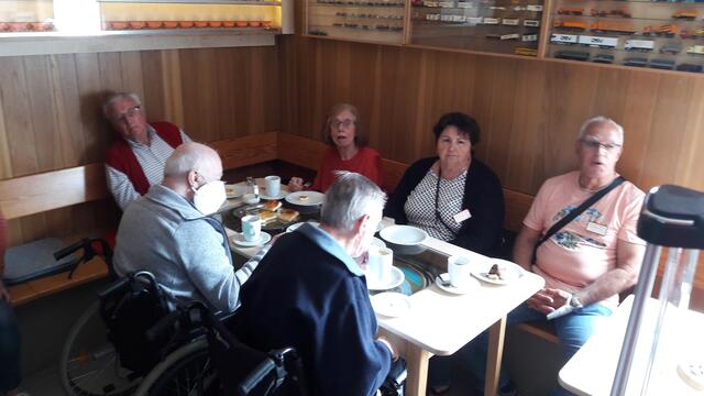 Nach der Besichtigung der Modellbahn hat man sich den Kaffee wohl verdient.