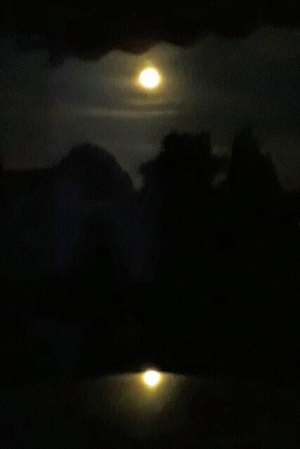 Mond spiegelt sich in der Glasplatte unseres Gartentischs