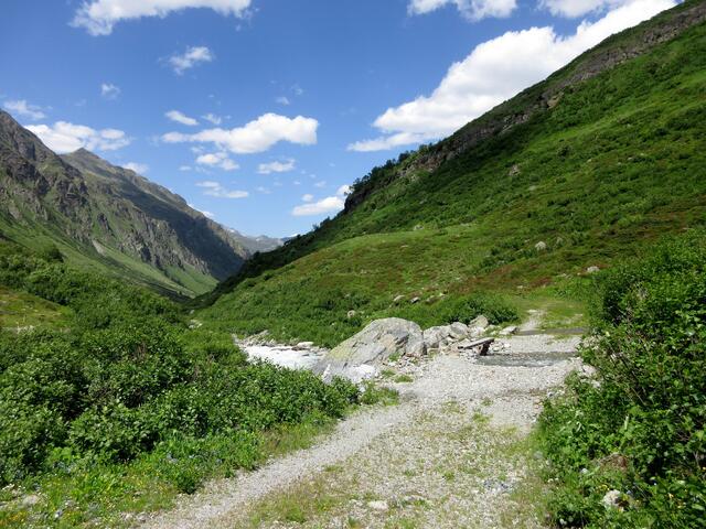 Immer wieder queren Bäche, die in den Jambach fließen. Bequem kann man über die Stege wandern.