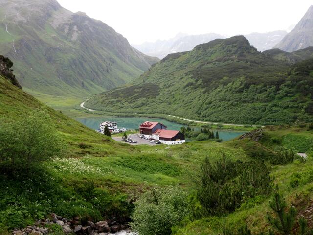 Start am Zeinisjoch und schnell an Höhe gewonnen, noch waren die Hosen kurz und die Jacken im Rucksack