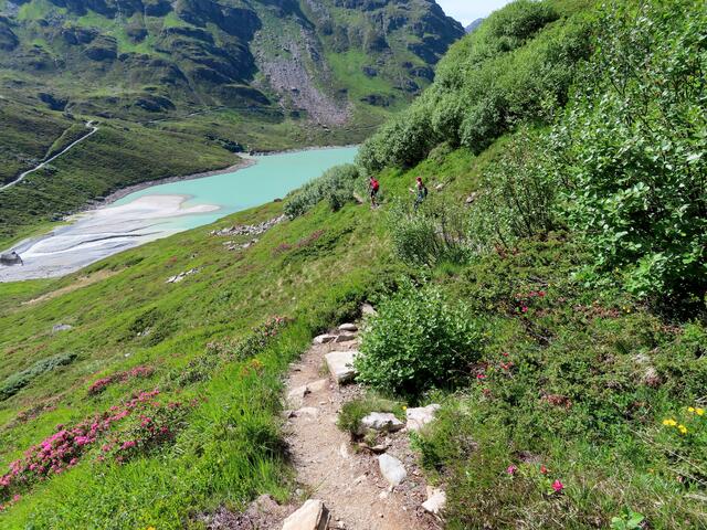 und oben der Sommerweg, zwar sehr schön, sollte aber erst ab Juli begangen werden, wenn der Schnee weg und es trocken ist.