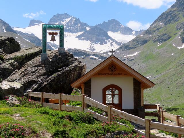 Eine ganz besondere Kapelle, hell, lichtdurchflutet und in Gedenken an die Bergkameraden mit Blick zum Gletscher. Danke, dass ihr im Notfall für uns da seid.