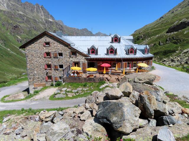 Die Jamtalhütte ist groß und sehr schön gelegen. Die Bergwacht hat unterhalb einen Ausbildungs-Stützpunkt und Hubschrauber Landeplatz