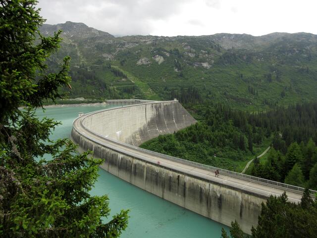 Beeindruckend ist die doppelt geschwungene Staumauer, leider fehlt auch hier viel Wasser. Der hier erzeugte Strom wird in das europäische Netz eingespeist und großteils an die EnBw verkauft.