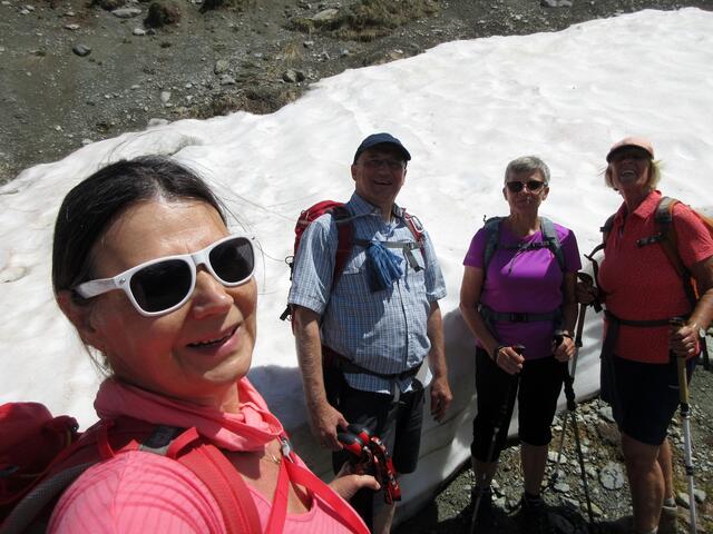 Das erste Schneebrett noch vor der Hütte, trotzdem waren zwei so mutig über den Radsattel zurück gehen zu wollen