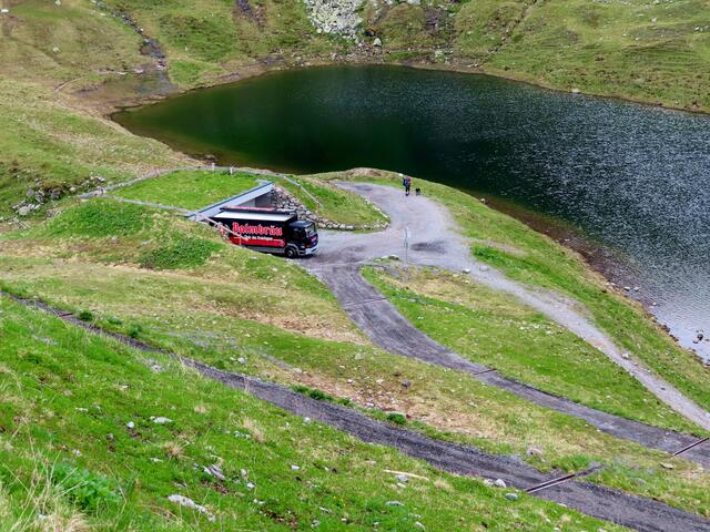 Bewundernswert, also wir wandern lieber und möchten auf diesen Wegen nicht mit den Jungs tauschen, die das Bier zur Hütte hinauf gebracht haben.
