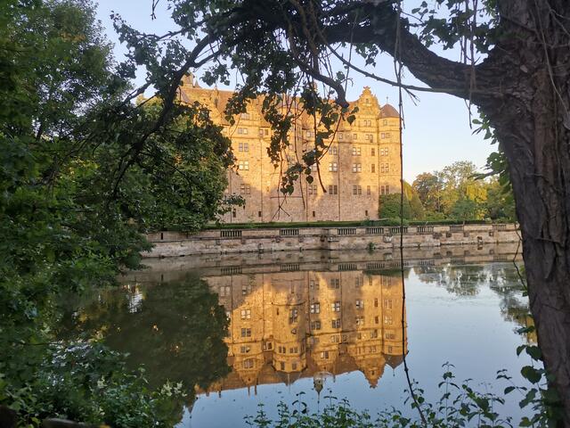 Neuensteiner Schloss im Abendlicht