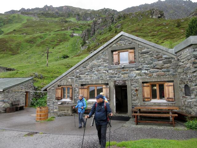 Die Verbellaalpe zwar noch geschlossen, aber wir durften uns unterstellen und das Gewitter abwarten. Mehrfach überlegten wir, wieder umzukehren, da uns auch Graupel nicht erspart blieb, doch dann blieb es von oben trocken.