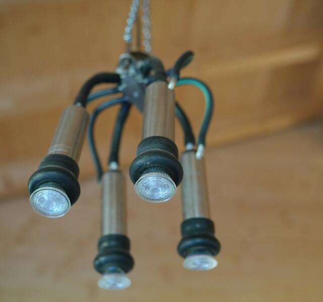 Ehemalige Melkmaschine wurde zur Lampe umfunktioniert.