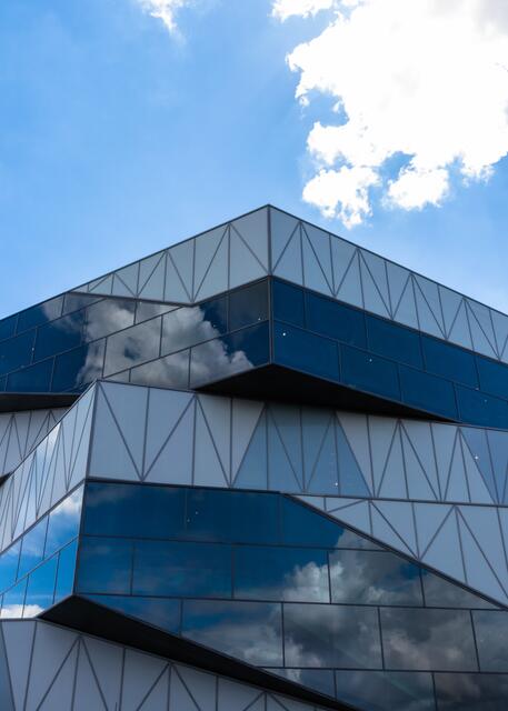 Wolkenspiegelung im Experimenta Gebäude