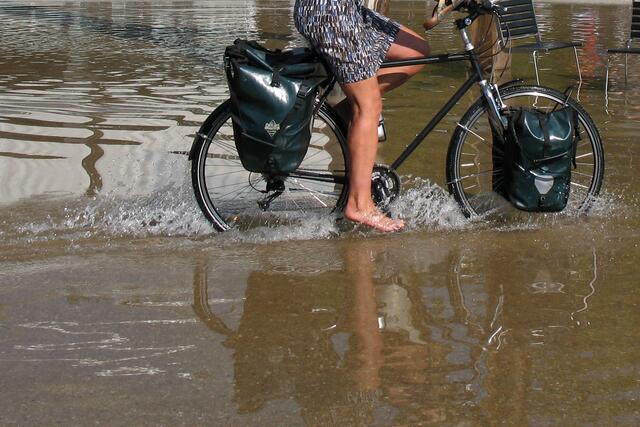 mit dem Fahrrad durch die Pfütze