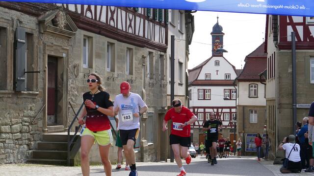 Schlossstraße mit Rathaus