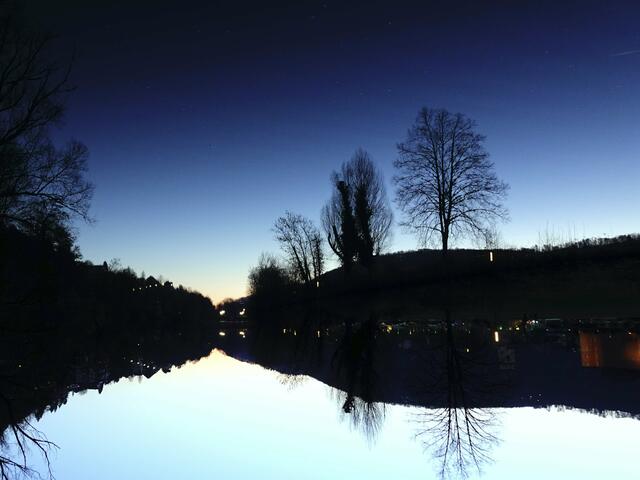 Verkehrte Welt. Spiegelung im Himmel und Original im Wasser.