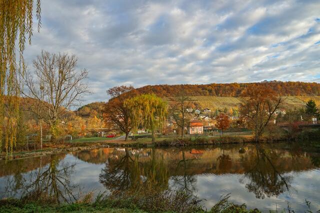 Der Kocher bei Forchtenberg, zu sehen u.a. das kleine Teehaus bei Forchtenberg