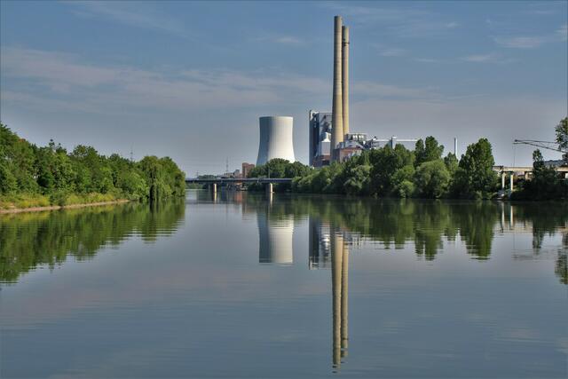 Kraftwerk im Spiegelbild.