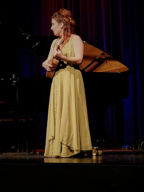 Mal schwäbisch witzig, mal mit italienischem Charme erzählte Sefora Nelson beim Sommerkonzert in Brackenheim aus ihrem Leben.